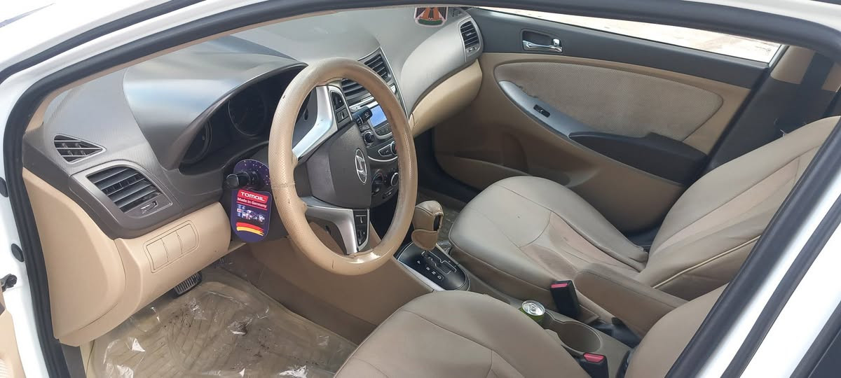 السلام عليكم..اكسنت مديل ٢٠١٢ خليجي فول مواصفات بلو..رقم دهوك سنويه جديده الى ٢٠٢٧..شرط التحويل..سياره  وضع شركه..سلايت اشاير بالمري تحكمات استيرن جهتين....كير توماتيك جامات كهرب حجم المحرك 16 دوش  بالكارتون بدون صرف بدون نفخ.. بدون رخاوه طخم تايرات وباتري وكهربائيات جديده تبريد ثلج مااعوزه اي مصرف..السياره كلين بدون صبغ.فقط مكانات بارد.السعر 115 العنوان موصل الجانب الايسر للاستفسار الانتصال على الرقم *********** او مراسلتي واتساب على نفس الرقم
