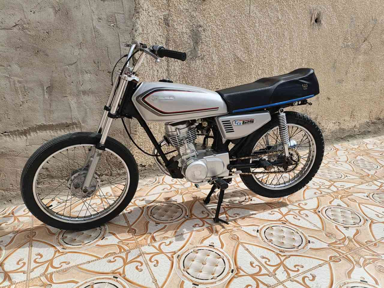 نامه للبيع محرك جديد دراجه نضيفه خير من الله سعر 575 بيها مجال والشراي يدلل عنوان عماره ***********
