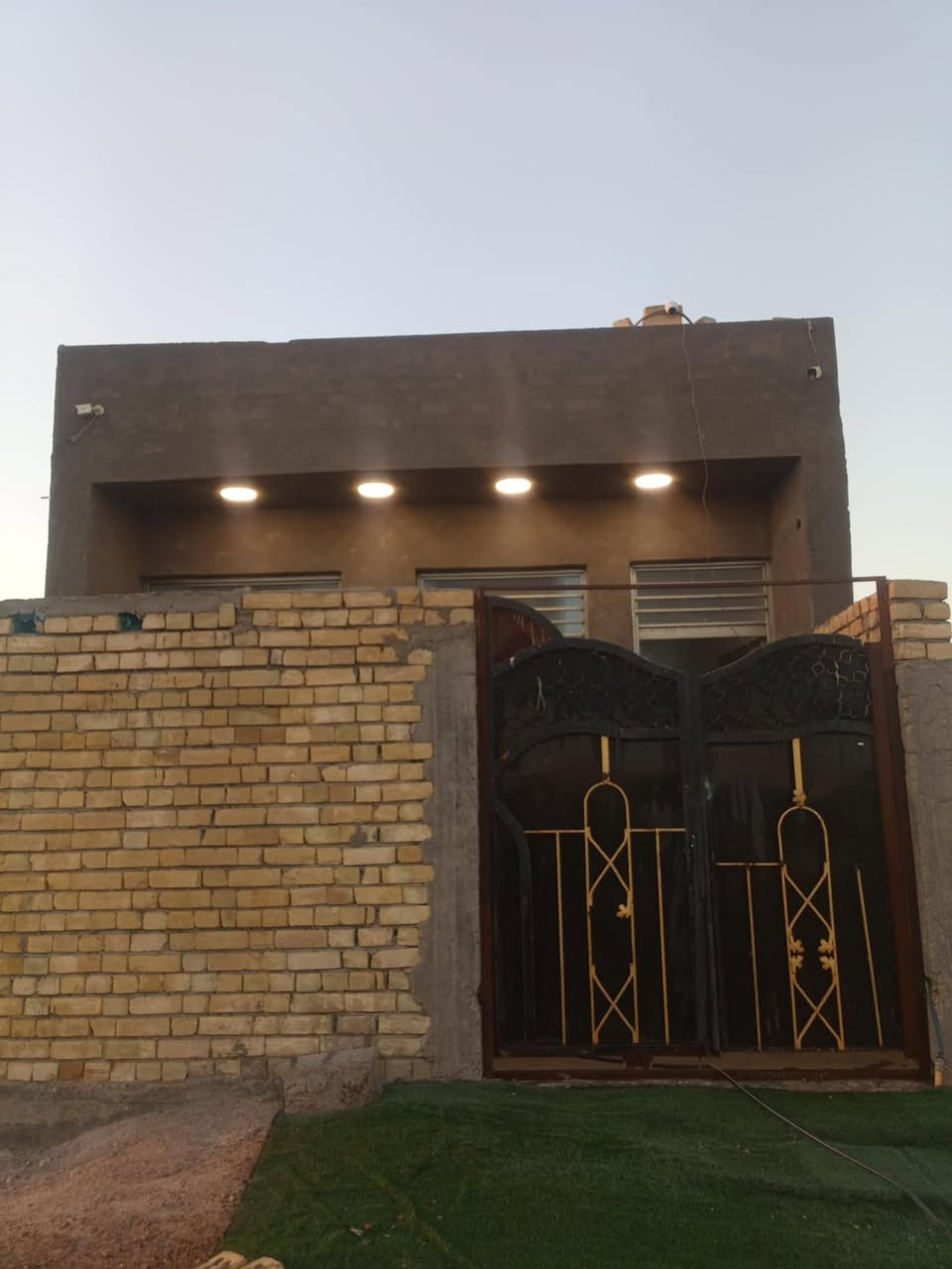 السلام عليكم 
بيت 100 متر 2/10  مربع 7000 رقم العقار 7166
يحتوي على إستقبال وصاله وغرفة نوم صحيات خارجي وداخلي وبيتونه خمسه متر مربع جاهز 
ماء كهرباء منضومه كامرات نقص أرضيه فقط
للتواصل على الواتس أب *********** 
السعر 85 مليون بدون دلالية من صاحب الدار مباشر
