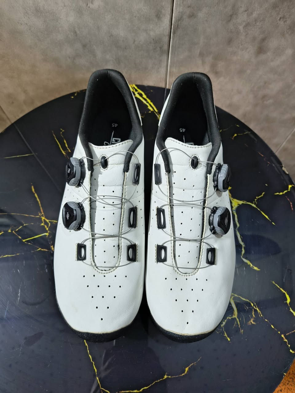 حذاء دراجات فول كاربون نضيف جدا قياس 45 
‪0751 289 4821
