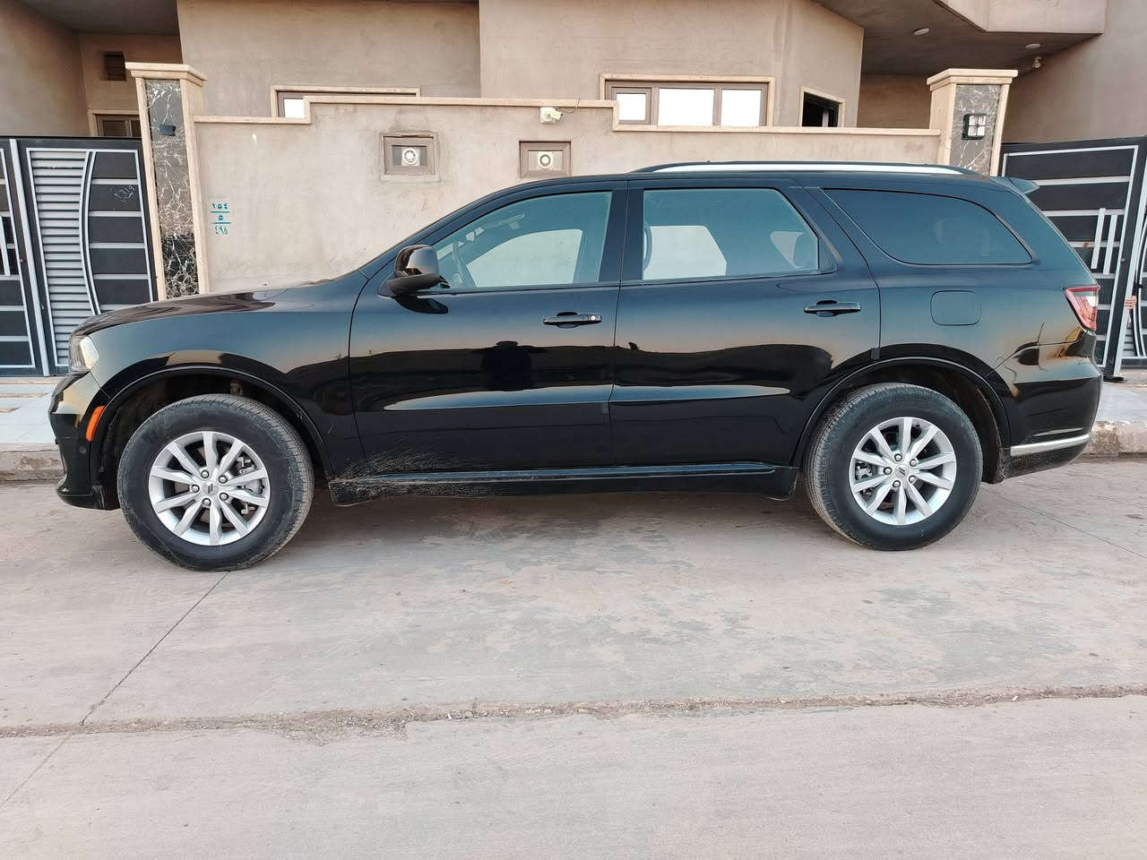 دوج دورنكو أسود ميتاليك موديل 2023
مواصفات 
بصمة أبواب بصمة تشغيل
نقطعة عمياء رادارات جانبيه
وضعيات قيادة سبورت ايكو
شاشة حجم 7 انج
كامرة خلفية
مانع انزﻻق
حساس ضغط الأطارات
مثبت سرعة
گير طيارة
بلوتوث
مري هيتر
تدفئة كشنات
تدفئة ستيرن
كشن السائق كهرباء 8 وضعيات
لايت زينون + دبل لد، حاجب
كشافات ضباب
7 راكب
محرك V6
تبريد 4 قطع منفصل
شفتات أستيرن
اسبايدرات قمارة
 ايرباك مصلح
مصلحها ع ايدي
شواصي وكير ومحرك بلاديه 
بيها 4 قطع ورأس لغد الجاملغ الأيسر وأسفل باب السكن بس وبونيد أصلي وجاملغ يسار تبديل

فحص مؤقت منفيست بأسمي اني المستورد تحويل مباشر
سيارة جديدة نظيفة على وضع الشركة 
ماشيه 32 الف

للأستفسار أكثر خاص 
اتصال ***********
واتساب ***********
