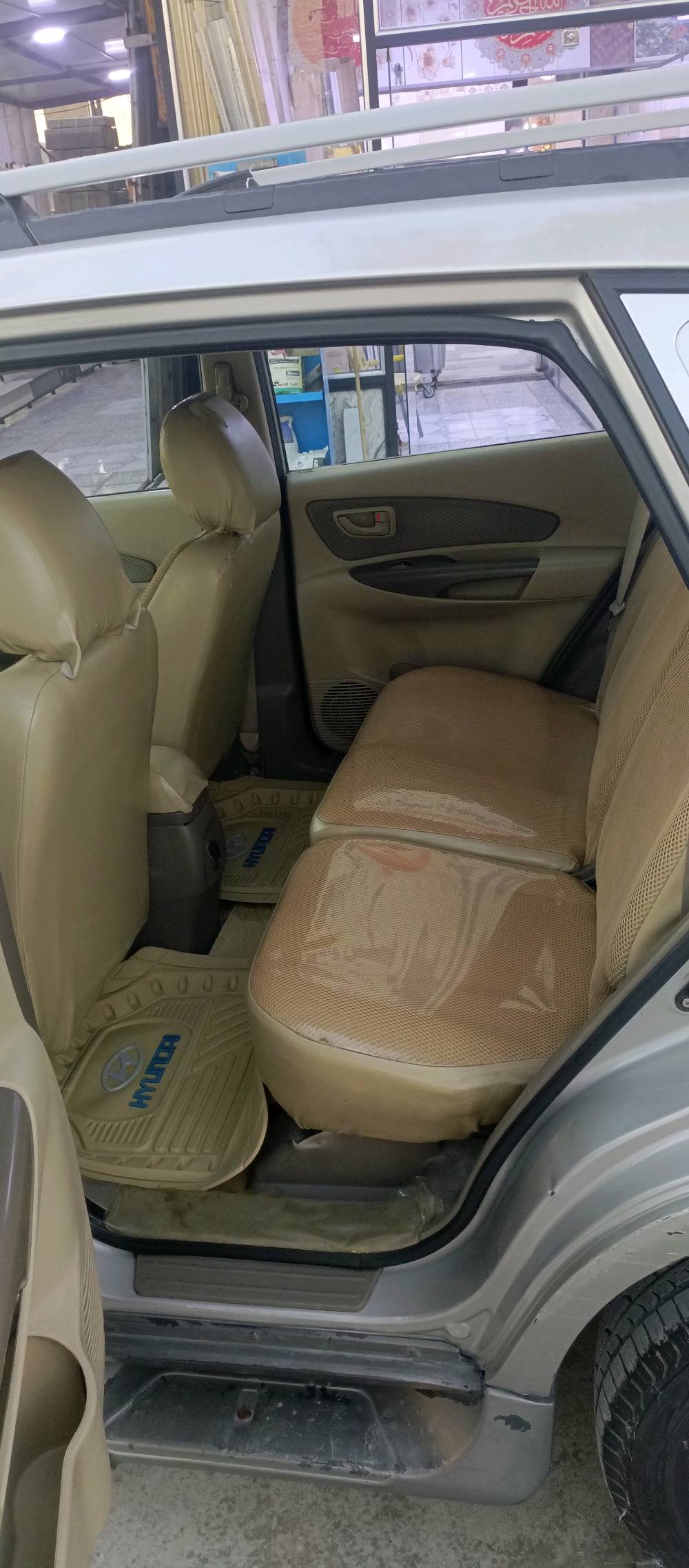 السلام عليكم
توكسان 2009وارد خليجي فتحه السياره خير من الله من صدر ومكينه وكير وكهربائيات كلها درجه اولى 
السياره مكفوله ما عده الجاملغ الامامي جهة السايق مصبوغ بدون معجون و السياره ماشيه ١٤٨ مال بيت 