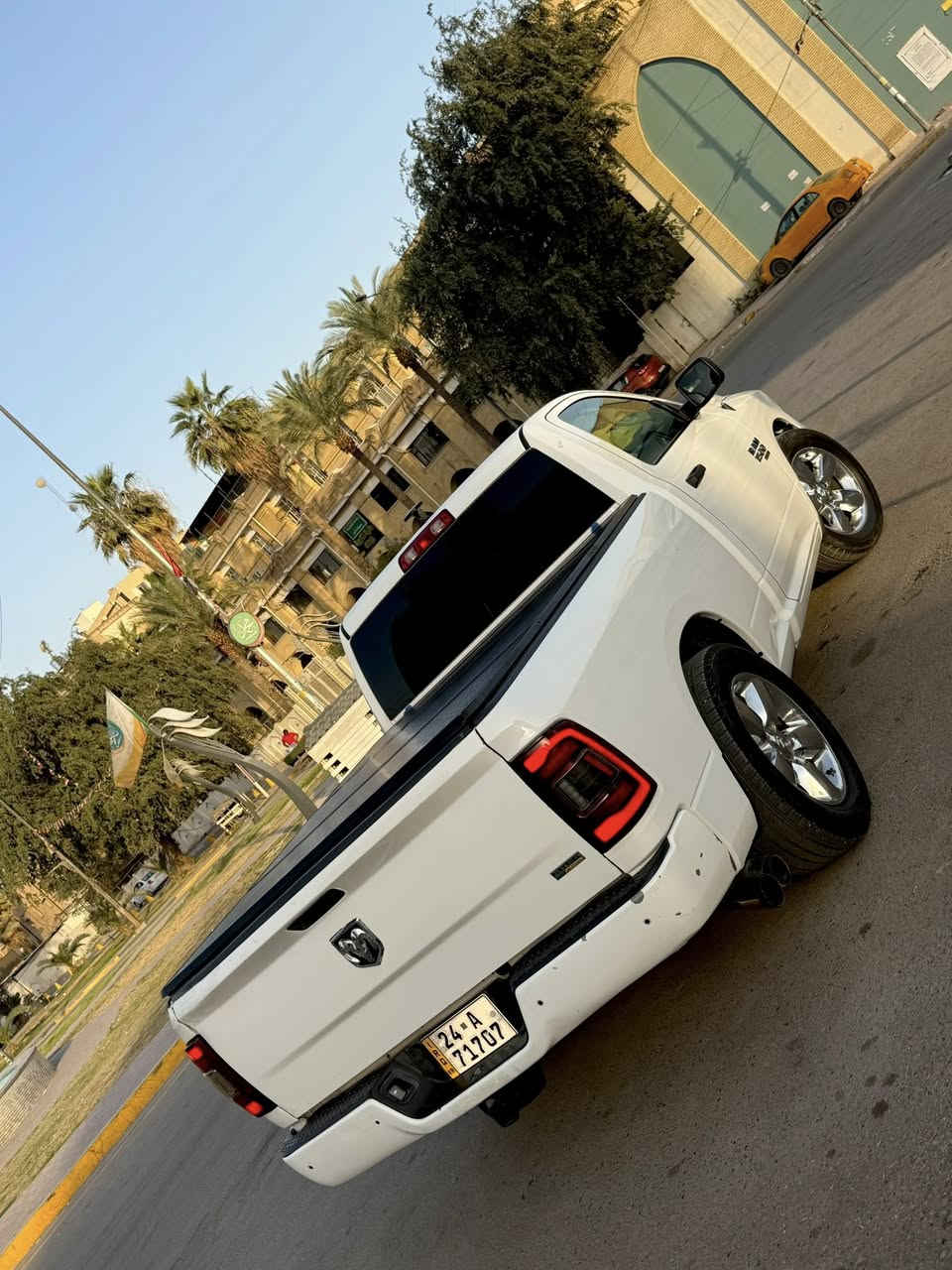 السلام عليكم
دوج رام 2019   RAM  كلاسك تك باب بدي قصير 
حادث فقط جاملغ خلفي جهة السايق داير مداير الايت فقط والباقي مكفول البجم كبس بدون ايرباك 
لون ابيض 
‏6v سلندر  3.6
كير ماوس 
شاشه
سستم سماعات jbl 
تحكم ستيرن 
منضومة زنون 
لدات شباك 
لدات امامي خلفي 
ويل 20 ستيل 
مواصفات حلوة بالسيارة والسيارة جاهزة من كلشي 
نصبت السيارة احلة من الصور  السعر (184$) بيهة مجال للاستفسار  ***********
