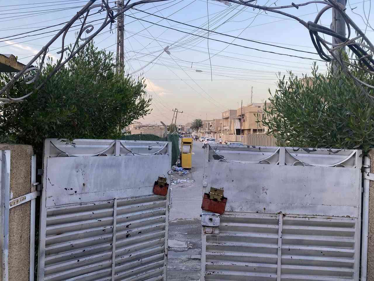 🔴 بيت للبيع في الري قرب شارع السياب
بيت مساحة 150 متر واجهه 10 نزال 15 مع تشجير الطابق الأول يحتوي على گراج ومساحة حديقة وتواليت خارجي وصالتين ومطبخ وغرفة نوم وحمام وتواليت داخلي منفصلات والطابق الثاني غرفتين نوم وسطحين 

السعر 300 مليون للاستفسار الاتصال على ***********

