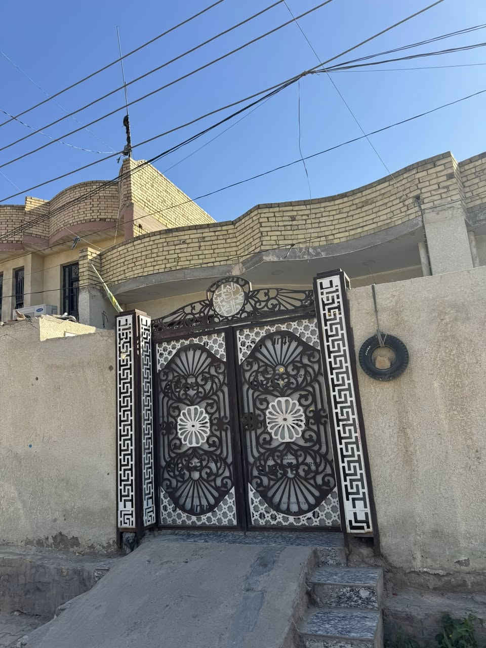 سلام عليكم يوجد دار ليجار المساحه ١٢٠ م بي غرفه وحده وصاله وستقبال ومطبخ وصحيات بيت جديد بناء فول العنوان ابو رمانه قرب مدرسه بابل سعر يجاره ٣٥٠ الف اي ستفسار لاتصال ***********
