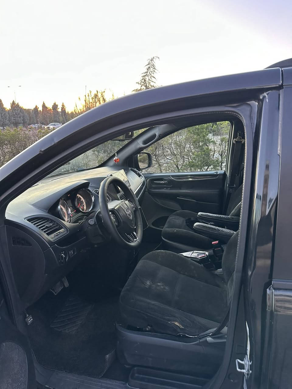 دوج كرفان 2017
گير و محرك شرط الفحص
رقم و سنويه  جديده
تخم  تاير جديده تايوان اصلي
صدر امامي و خلفي جديد
3 قطع تبريد 
تحكم استيرن و تحديد سرعه 
السياره بيهه قطعتين صبغ جاملغ صفحة السكن و بنيد
و بيهه شويه تعديل بل صندوق
السياره خير من الله مابيهه اي مصرف جاهزه لل شغل
السياره رقم أجرة سليمانيه 
السعر 155 ورقه
***********
