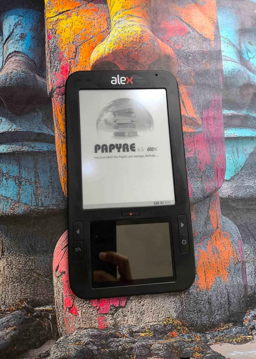 هذا الجهاز هو قارئ كتب إلكترونية من طراز Highscreen Alex، يتميز بكونه يجمع بين شاشتين: شاشة علوية تعمل بتقنية الحبر الإلكتروني للقراءة المريحة، وشاشة سفلية ملونة تعمل باللمس بنظام أندرويد. 
نوع الشاشة: شاشة إلكترونية مقاس 6 بوصات في الأعلى، وشاشة ملونة مقاس 3.5 بوصة في الأسفل. 
نظام التشغيل: يعمل بنظام أندرويد. 
التخزين: يحتوي على ذاكرة داخلية بسعة 2 جيجابايت، قابلة للتوسيع باستخدام بطاقة microSD. 
الاتصال: يدعم الاتصال بالشبكة اللاسلكية Wi-Fi.
السعر ٣٥ الف مع توصيل نهائي


**إذا كنت صاحب هذا الإعلان وتريد حذفه لأي سبب، رجاءا أرسل رسالة إلى الدعم الفني**