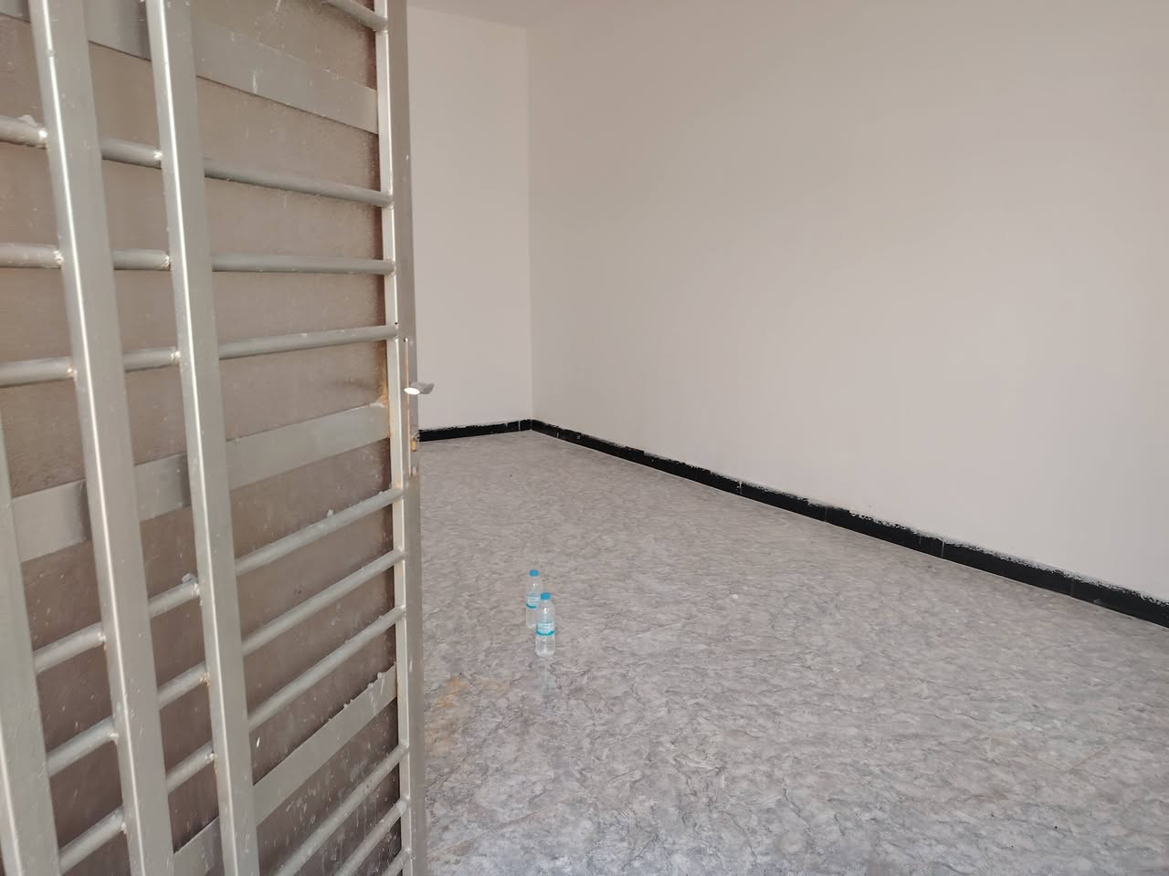 بيت 🏡 للبيع زراعي.    المساحه 150 متر
بيت جاهز للسكن
 بناء حديث ارضيه وسقف مسلح
يتكون من استقبال ومطبخ وصاله وغرفة نوم وحمام
المكان الصويرة حي الفرات مقابل محطة وقود الجوهره
والسعر الاتصال على الرقم
***********
***********
