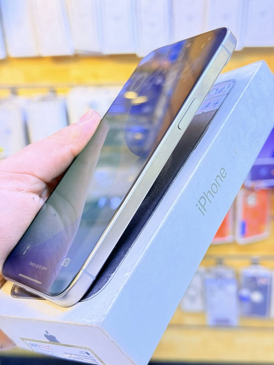 ايفون 15برو ماكس ذاكره 256بطاريه 97‎%‎جهاز اخو حديد زلغ واحد مابي وتر بروف جهاز بمعنه كلامه نضيف عربي شرق اوسط اصلي ضمان ماستر لا مفتوح ولا مصلح ملحقات كامله 
سعر 1075الف قفله من الاخير 
بغداد البياع شارع عشرين مكتب ماستر للمبايل 
***********
