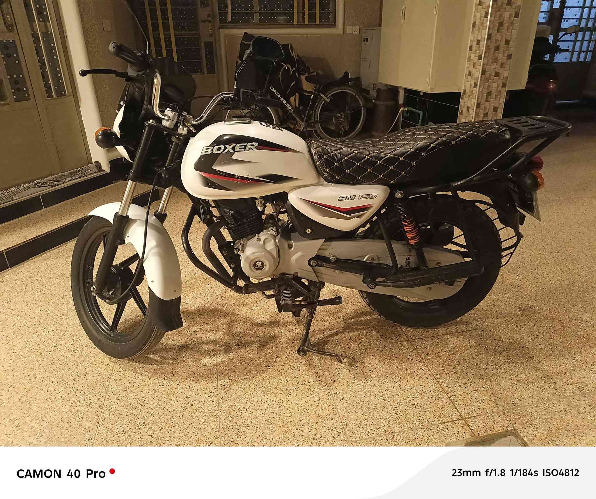 السلام عليكم ورحمة الله وبركاته
دراجة بوكسر 2021 
كفالة عامة 5 كير الدراجة شوفت عينكم مابيهة نقص ولا برغي 
المكينة نعامة او شلعتهة اتخبل الدراجة امرقمة رقم انكليزي اديالى الدراجة بسمي تحويل ثاني يوم كهربائيات كاملة نكرت سلف الدراجة كاملة ولكمال ﷲ مستعجل علة بيعتهة   
العنوان / ديالى بعقوبة تحرير شارع الحولي 
للستفسار تواصل واتساب او سيمكارت 
الرقم / *********** 
السعر / 1650
