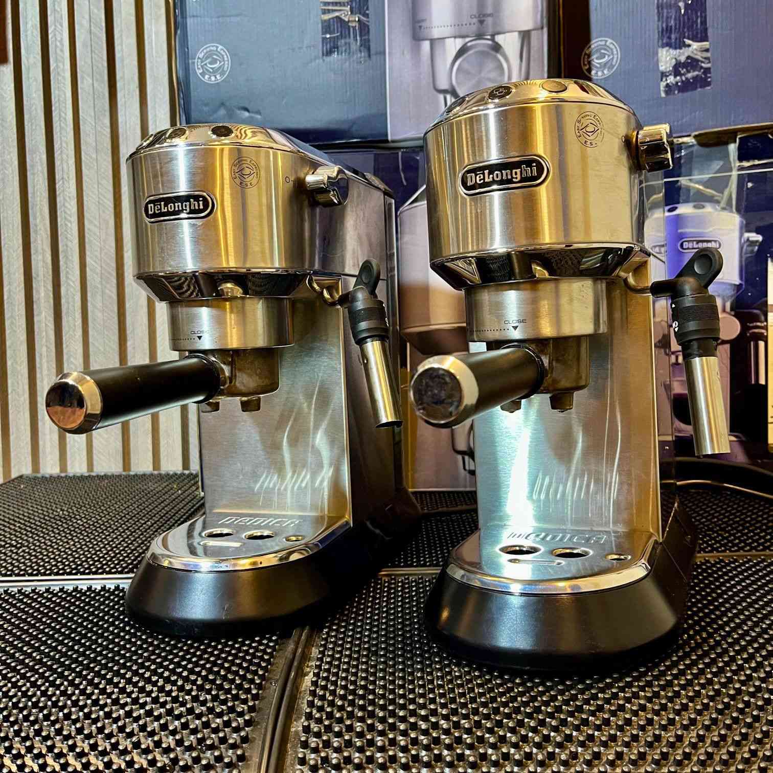 ☕️ متوفر ماكينة القهوة ديلونكي ديدكا EC685
الخيار المثالي لعشاق الإسبريسو بتصميم نحيف وأداء قوي للمنازل .
✅ ألون الفضي + الاحمر + الزيتوني
✅ ضغط 15 بار لاستخلاص كريما ممتازة وطعم غني
✅ قدرة 1450 واط تسخين أسرع وأداء ثابت
✅ نظام Thermoblock جاهزية خلال ثواني
✅ ستيمر احترافي لتبخير الحليب وعمل كابتشينو ولاتيه
✅ تعمل على البن المطحون + بودات ESE
✅ خزان ماء 1.1 لتر قابل للإزالة
✅ هيكل ستانلس ستيل أنيق ومتين
✅ تحكم سهل بأزرار مضيئة
✅ صينية قابلة للتعديل للأكواب المختلفة
✅ إطفاء تلقائي وتوفير بالطاقة
📏 الحجم: 14.9 × 33 × 30.5 سم
🔥 ماكينة عملية، قوية، ومناسبة لكل من يريد قهوة احترافية بالبيت
📩 للحجز والاستفسار راسل الصفحة


**إذا كنت صاحب هذا الإعلان وتريد حذفه لأي سبب، رجاءا أرسل رسالة إلى الدعم الفني**