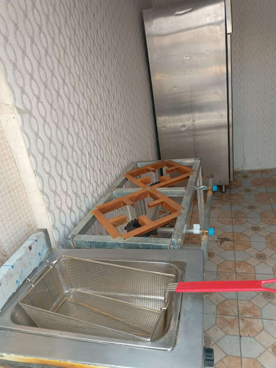 أغراض مطعم للبيع لاستفسار اتصل على رقم ***********
