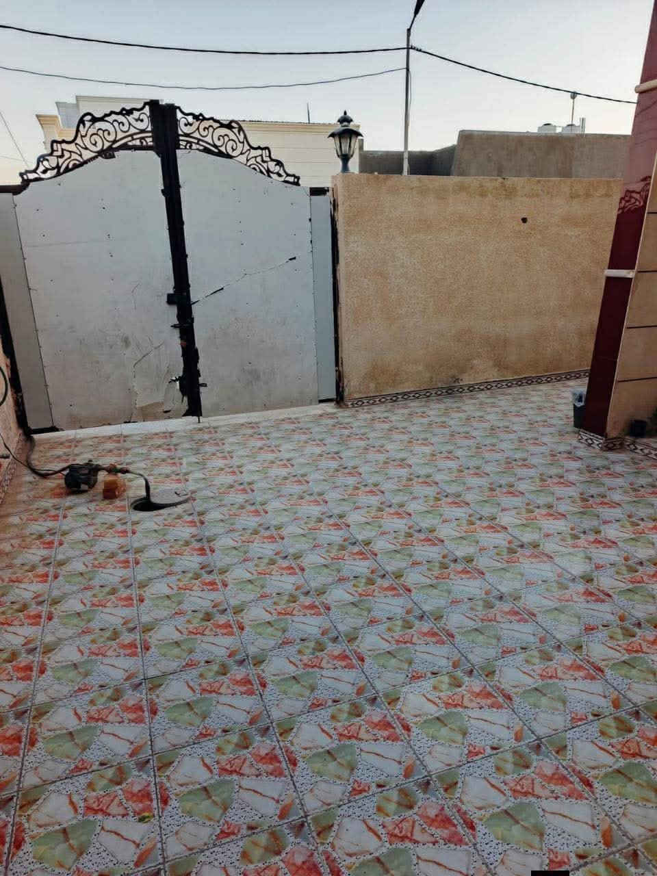 ♕ بسم الله الرحمن الرحيم اللهم صلِّ على محمد وآل محمد ♕

🏠  :  منزل للبيع طابقين 

🌐  :  الموقع مجمع ابن يقطين 

📐  :  المساحة  220 متر ركن 

🏗  :  بناء حديث مسلح  كونكريت 
ــــــــــــــــــــــــــــــــــــــــــــــــــــــــــــــــــــــــــــــــــــــــــــــــــ

             تـــــــــــفـــاصيـــــــــل اكـــــــثــــــر 

الطابق  1) 

غرفة نوم عدد 2  + صاله  + مطبخ حار وبارد + استقبال 

+ حمامات داخلي وخارجية  + كراج كبير 

الطابق 2)

غرفة نوم عدد 4  + صاله كبيره  + حمامات 
ــــــــــــــــــــــــــــــــــــــــــــــــــــــــــــــــــــــــــــــــــــــــــــــــــ

💰  :  السعر  180 مليون 

ملاحظه المنزل مطلوب للمصرف العقاري 40 مليون  يخصم من السعر 

📲  :  الاستفسار اكثر الاتصال على الرقم 

📞  :   ‏‪0788 251 8491‬‏   واتساب 

✨  لــن تـکون وحـيداً ابـداً مع  الــ مهيمن  للعـقار  ✨
