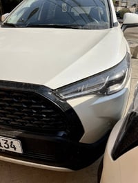 كروس 2025 ماشية 15 بوضع الشركة بيه رصعتين وحدة بالجاملغ ووحدة بالباب س...