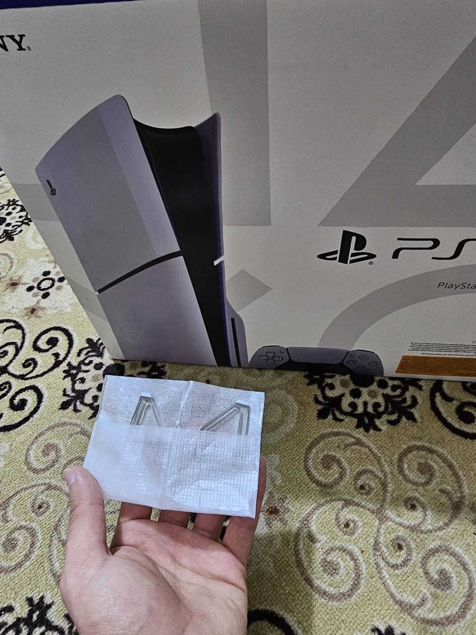 سلام عليكم 
بلاش وبالعافيه على ياخذه 
وماخذه من شركه الأماني 
بلي فايف سلم واحد تيره نضيف كلش 
وانطي ضمان اذا بي شي ترجعه
وياه يوبي اس حجم 1500
وقرص رزنت ايفل 2
وفيفا 
وكدامكم بالكارتون ثنينهن 

سعر 700قفل ماكو هيج سعر ولله 
سكن كربلاء توصيل ماعندي 
رقم ***********
