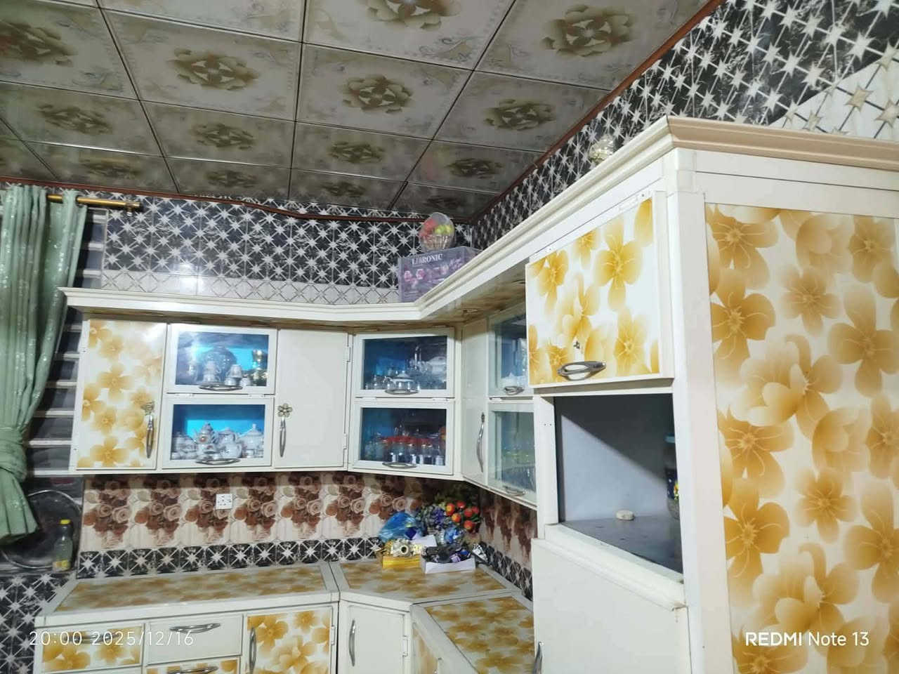 بيت للبيع ٢٠٠متر ع ساحه بين شارع ٣٠الاول والثاني طابق ونص ٤اغرف واستقبال وصاله وصحيات خارجيه وداخليه مكشوفتين مطبخ حار وبارد سعره165 مع المجال للاستفسار ***********
