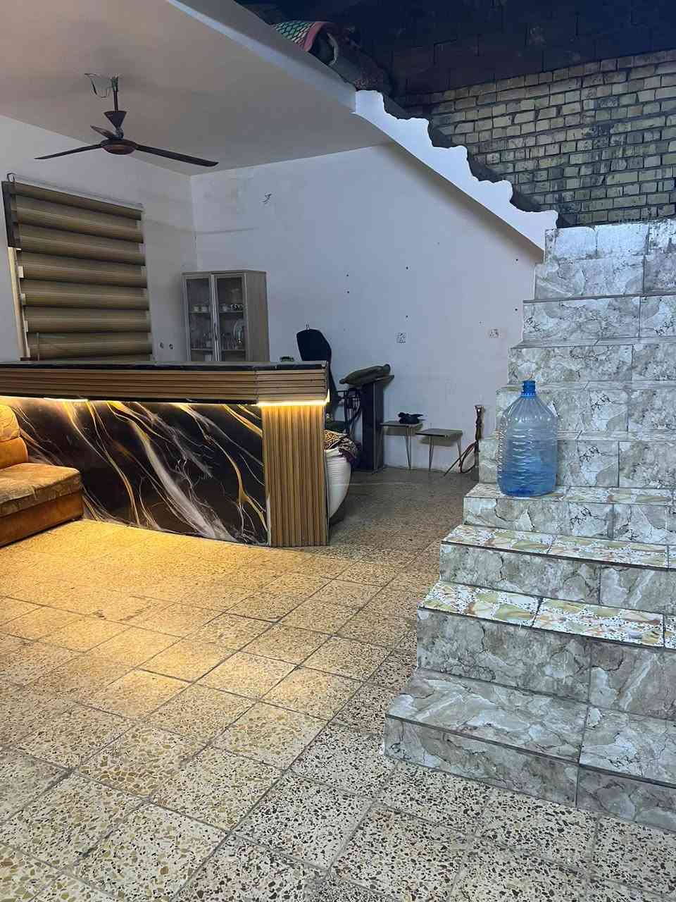 السلام عليكم بيت المساحه 250 متر بي غرفتين وصاله جبيره مناور ثنين واحد مطبخ حار غرف ثنين صاله جبيره استقبال 7×5 كراج يصير قطعه وحده طابق واحد مكانه البلديات ملحق المعسكر خدمات جديده ماء جديد وداخل للمنطقه تبليط وخدمات *********** سعر80
