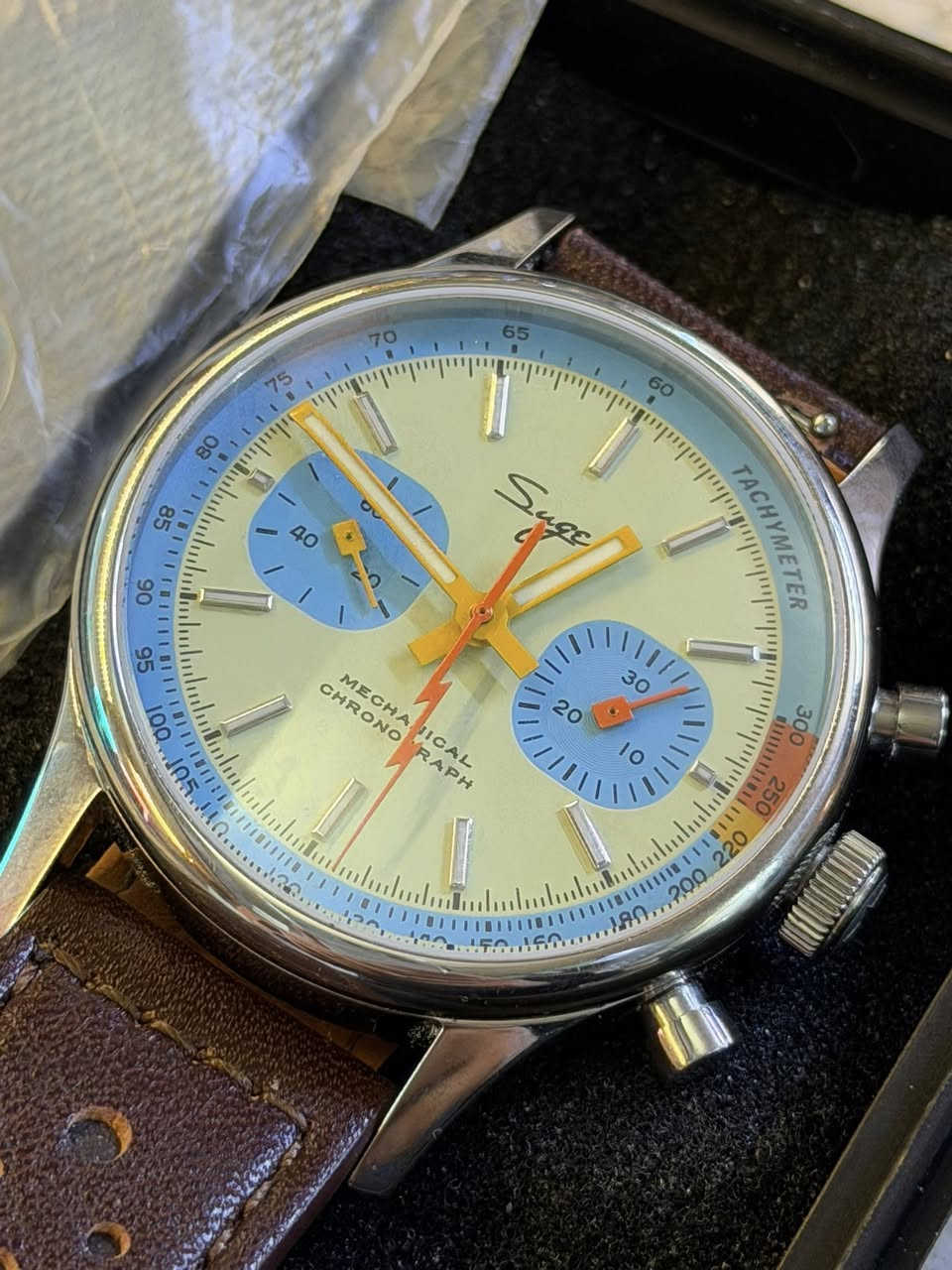 سلام عليكم.. ساعة TOPHILL Chronograph
مكينة عنكبوتية

الزجاج (Crystal): Sapphire Crystal (ياقوت مقاوم للخدش بدرجة عالية).

مقاومة الماء (Water Resistance): 5 ATM (50 متر) - مناسبة للرذاذ والسباحة السطحية

كرونوغراف (Chronograph) عقربين (60 ثانية، 30 دقيقة).

  

- تاكيميتر (Tachymeter) على الحافة الخارجية لقياس السرعة.

- الاميال لامينوس

  - تصميم مستوحى من ساعات الطيارين الكلاسيكية (Pilot/Aviator style).

٢٥٠ الف


**إذا كنت صاحب هذا الإعلان وتريد حذفه لأي سبب، رجاءا أرسل رسالة إلى الدعم الفني**