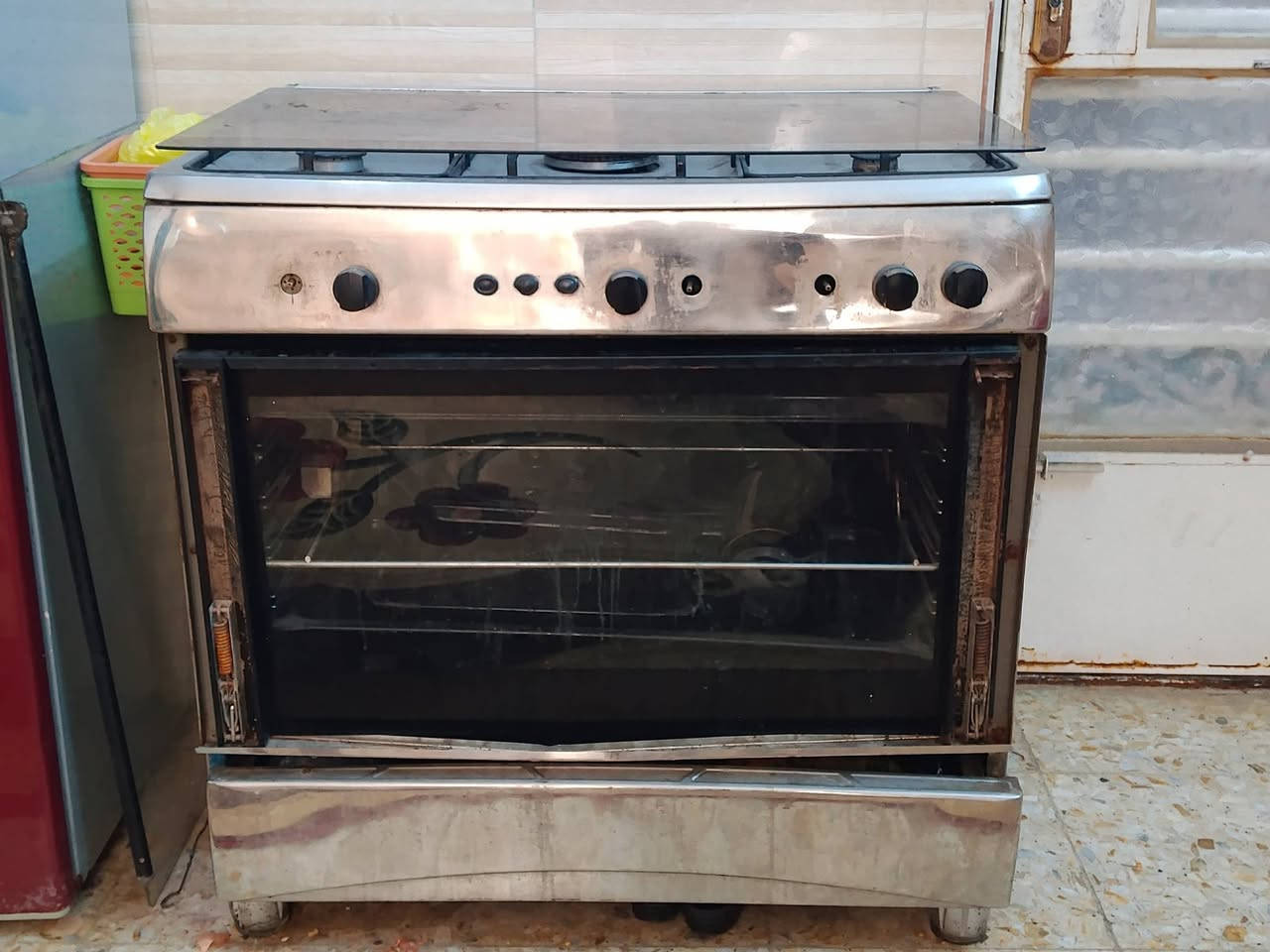 السلام عليكم عندي طباخ مصري 5عيون نظيف كله شغال يرادله فقط جامه اماميه نظيف كلش الاصلي السعر 125وبي مجال بسيط العنوان الأمين الثانية اسكينه شارع المكاتب رقم الهاتف ***********يوجد واتساب
