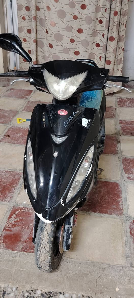 السلام عليكم شباب دراجه كامكو للبيع الدراجه نضيفه مثل ما واضح بلصوره الدراجه مچفته فقط 
السعر (350) وبيه مجال بسيط
هذه رقمي (***********)
