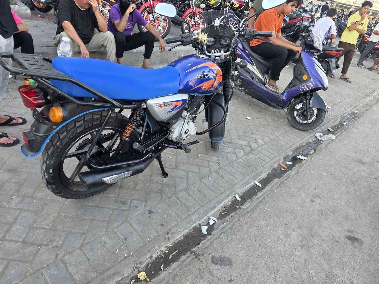دراجه بوكسر للبيع موديل 2023 الله يشهد تعبان عليها كلش
كلشي بيها جديد مكينه زنجيل دشلي امامي خلفي تايرات ماشه هيه والدبلات جدد بولبرن امامي خلفي الله يشهد تعبان عليها وصارف هوايه عليها اني جانيه وخير من الله تجي تشغل كبل للشغل ما ناقصها شي 

مكاني بغداد زعفرانيه 

سعرها 2450 (2مليون 450) وبيها مجال
***********
