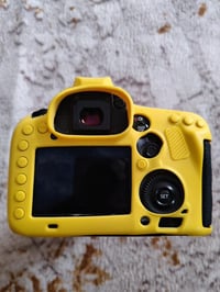 كاميراا كانون d5مارك 3 فول فريم ملحقات : عدسة رياضي 70:200f4 شاحن بطار...