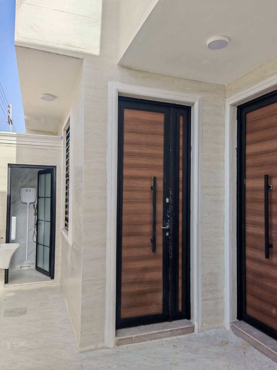 بيت للبيع محافظة المثنى مجمع البيادر
مجاور حي النفط 
((بناء شخصي )) 
درجة أولى فول الفول
تم إكمال  مرحله البناء سنه 2026
مساحه 200 م
ملاحظة(( بيع نقد او على المبادره من لديه حجز مسبق)) 
ملاحظة ((  حر غير مطلوب و غير مسكون ))

يحتوي الطابق الأرضي غرف عدد اثنين نضام سويت وصاله كبيره ومطبخ حار وبارد وستقبال
والطابق الثاني غرفه واحده

للاستفسار الاتصال على الرقم *********** او مراجعة مكتب المدائن للعقار
عنوان المكتب محافظة المثنى حي العسكري قرب جامع الإمام علي ع
