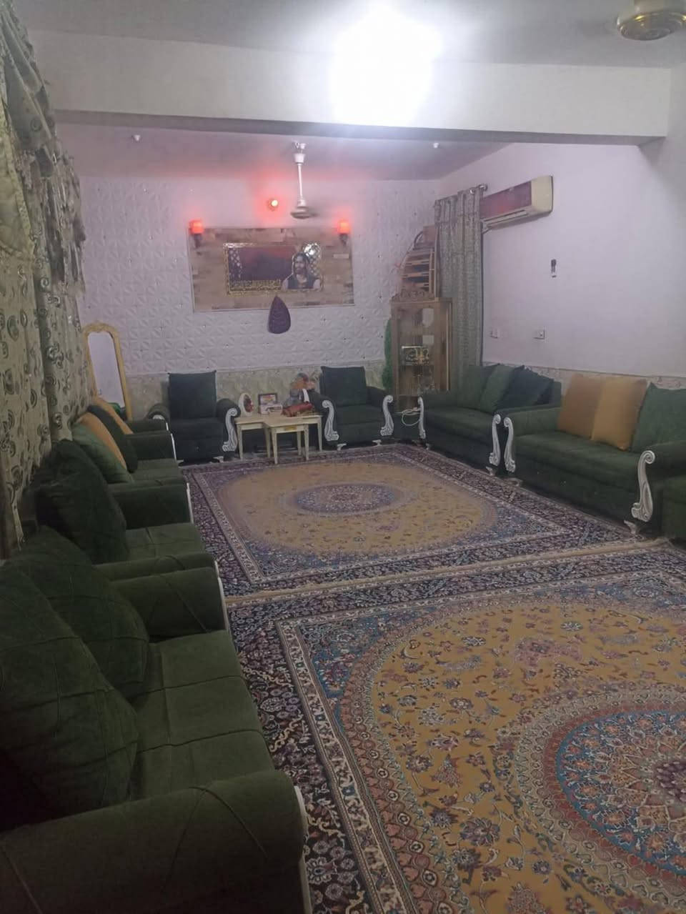 بيت للبيع 250متر ركن على شارعين20م وحديقة موقع مميز يحتوي على غرفتين واستقبال وصاله ومطبخ وصحيات داخليه وخارجيه 
موقع الدار الحيره حي الحسين 
قرب شارع الصنين 
يباع نقدا وعلى المبادرة حسب الأنفاق 
الاستفسار مراجعة مكتب الجنابي للعقار أو الاتصال على الرقم التالي 
***********
