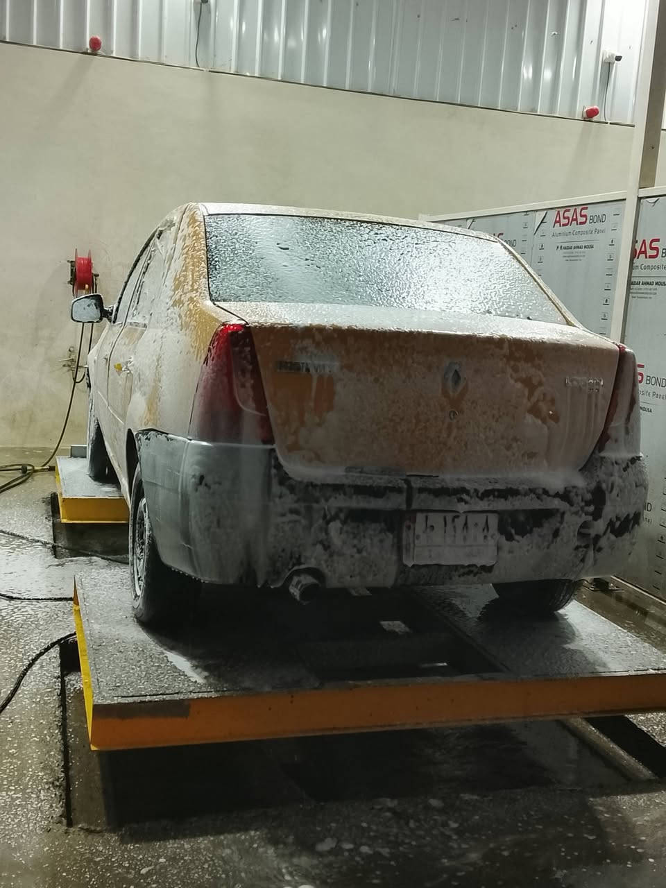 رينو موديل 2009 جديده لون اصفر تايرات و صدر جدد رقم بغداد كير عادي محرك مبدل جديد عليه غرامة 400 الف تنزل من لسعر بيه صبغ ب صفحة السايق اني محدد عليه وبنيد بيه جراد سعر (35)رقم تليفون (***********)
