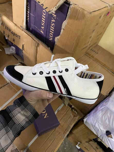 سلام عليكم شروت احذيه منوعة سعر القطعه 5 الف 
جملة غير سعر قياسات من 36 لي 45 كل القياسات متوفرة
*********** / 0750378040 او مرسلة
موقع موصل ايسر حي الكرامة اسمم المكتب يونس فون
