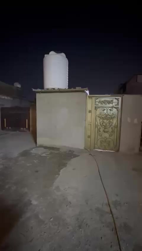 سلام عليكم موجود بيت حواسم واقع حال في مدينه الصدر البيع شارع خدمي ضهر سوق الوحيلات مساحه فوك 100 متر الواجهه 5 السعر 60 وبي مجال تواصل على هاذا الرقم***********
