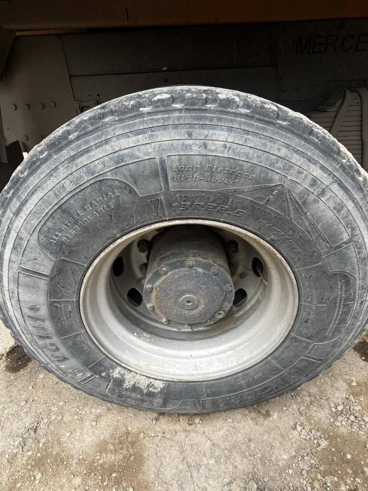 تخم تاير 22.5 .13مراوس ب 24 صاح براميغ اي شيء  للستفسار اتصال ‭    0781 610 6272‬
