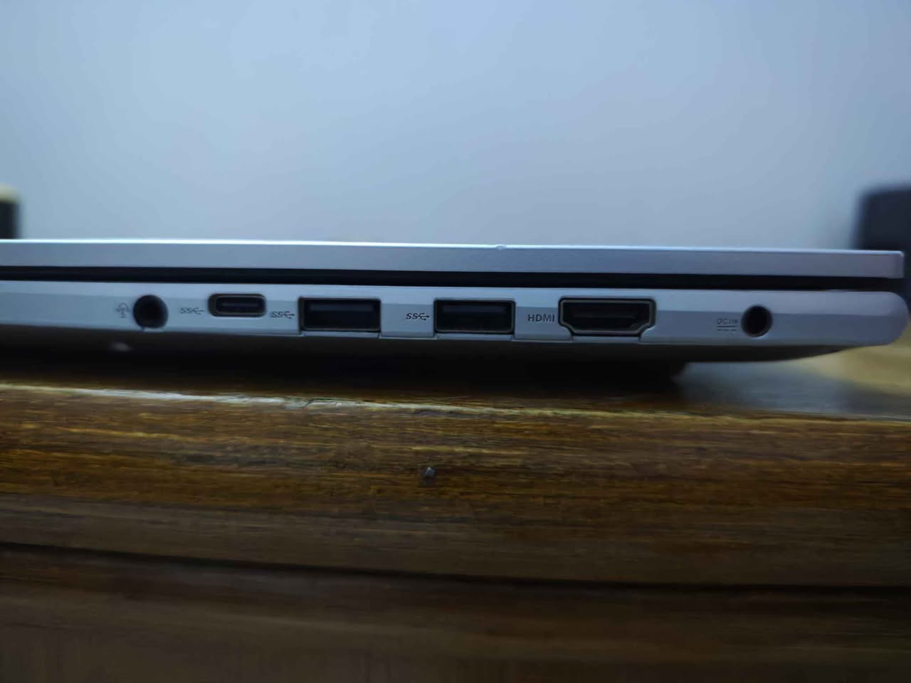 لابتوب اسوس 15.6 انش
ASUS VivoBook 15.6' Laptop
CPU: Ryzen 5 5600H 4.2GHz
RAM: 8GB
STORAGE: 512GB M.2
SCREEN: FHD+ 1920x1200 IPS
تلعب العاب مثل
Minecraft, League of Legends and Terraria  100+ FPS

نقص كم دكمة كيبورد لكن شغالات طبيعي
مكاني بغداد سيدية ماعندي توصيل
*********** بغداد, العراق
