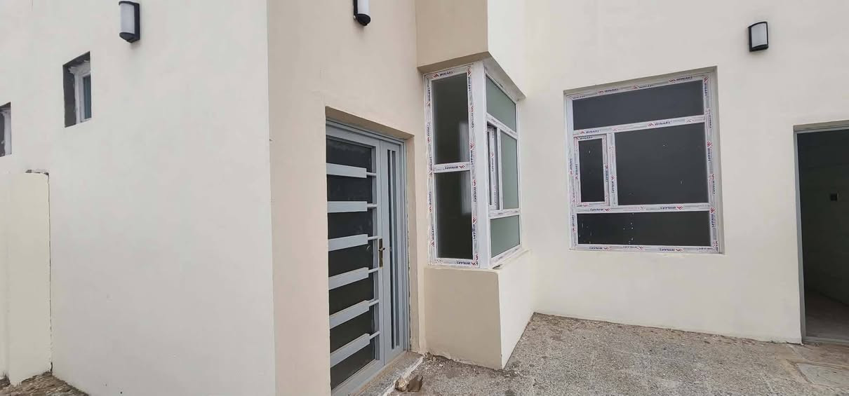 السلام عليكم إخوان…

📢 إعلان مهم للراغبين بالاستثمار أو السكن بسعر مميز جداً!

🏡 دار مساحة 160 متر بأسمي
📍 في مجمع الزهور – المرحلة الأولى – بلوك 32
💰 واصل 29 ونص  مليون. 
💵 السعر الكلي: 115 مليون من المجمع
(وللعلم… ماكو مجمع بالنجف بهذا السعر إطلاقاً!)

🔥 مميزات العقار:

المشتري يروّج معاملة المصرف العقاري بالمبلغ المتبقي ويستلم السند مباشرتا.

الدار جاهز للسكن 🏡

موقع استراتيجي: فلكة الملح – قرب جامعة الفرات الأوسط التقنية / المعهد الطبي كوفة

قريب جداً من الجامعات والموظفين… فرصة ممتازة للسكن، الاستثمار، تأجير للطلاب، أو حتى عمل تجاري.

🎯 التطلّوعة: 19 مليون فقط… وبيها مجال قليل.

📲 للتواصل :
0780 550 1608
