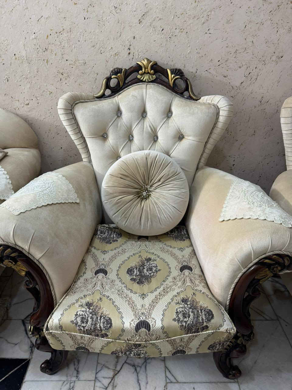 السلام عندي تخم ملكي لون ابيض تخم كلش نضيف مستعمل قليل 10 مقاعد مابي لاكسر ولاشك ولا اي شي نضافته 100‎%‎ مكاني بغداد سعره 3 ملاين وبي مجال للشراي الرقم لاتصال *********** موجود وتساب
