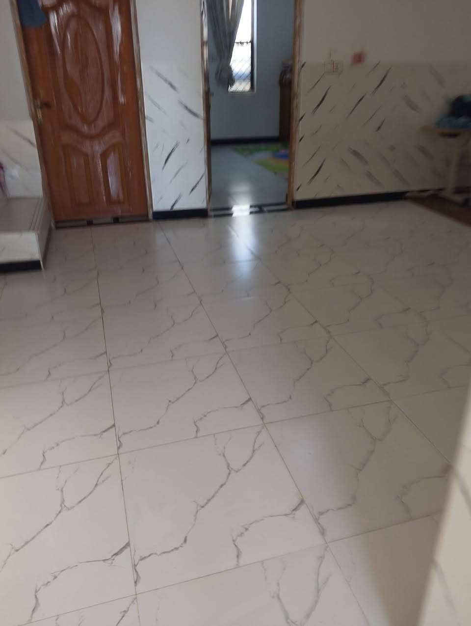 السلام عليكم بيت للبيع مساحته 160بناء طابوك السكف عكاده طريق أبو الماش حي الحسين ***********
