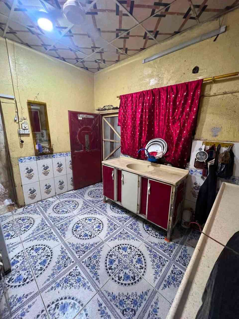 دار سكن للبيع 
السعر (30 مليون قفل )
العنوان دور الدواجن مقابل السيطره البحريه قريب من الشارع العام 
لا كص ولا إزاله ولا تبليغ صاير بنص الطابو 
يحتوي على 2 غرف منام + هول+ مجمع صحيات داخليه + ديوان خارجي + صحيات خارجيه + كراج صغير + ترك ومنور +مطبخ
مساحه المنزل 150متر 
علماً المنزل بالكامل سيراميك وسقف ثانوي 
نوع السقف كونكريت مسلح 
المنزل ركن على شارعين 
قريب جدا من الشارع العام 
يتوفر خطين ماء وخط بئر ارتوازي
يتوفر خطين كهرباء وطنيه 
يتوفر كهرباء أمبيرات 
المنطقه تحتوي على جميع الخدمات ماء وكهرباء ومستوصف صحي ومدارس ابتدائيه 
الجيران ذهب صافي 
للاستفسار التواصل خاص او على الرقم التالي /
***********
