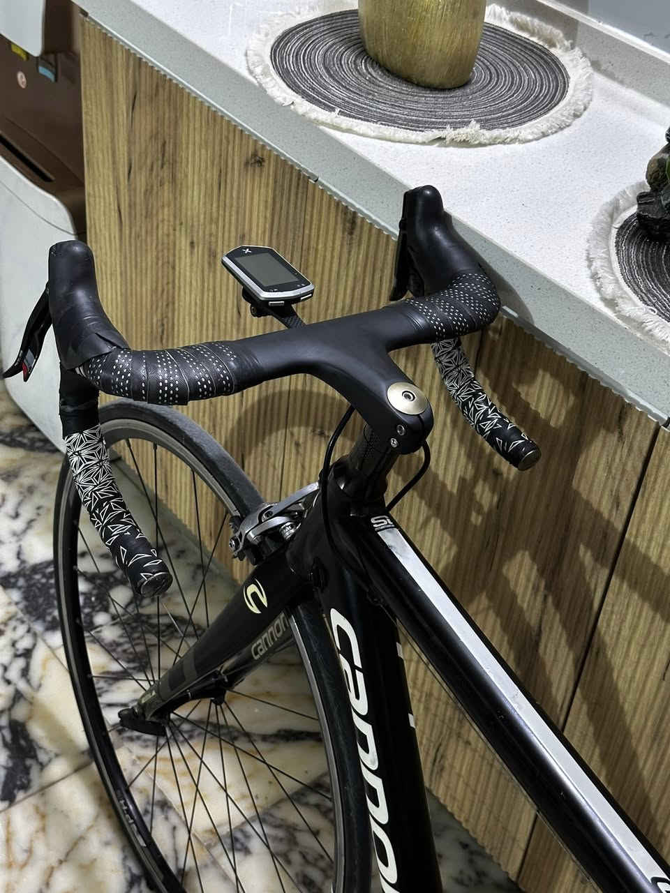 السلام عليكم الغوالي
متاح دراجة كانونديل كاد cannondale caad 10

وزن الدراجة 7.7kgفقط🫣❤️‍🔥
قياس الفريم ميديم ارتفاع 52 طول 54 
سستم الدراجة ليبل واحد من النوادر سرام ريد Sram Red فوول كاربون 2*10
البدالات كاربون 
الصينية كاربون (53/39)سن
العقرب كاربون  
الستيرن كاربون متصل 
بوري السرج Kocevlo كاربون 
السرج كذالك Kocevlo كاربون 
حلقات الركبة كاربون 
قاعدة عداد كاربون 

الويالة جاينت P-R2 حديثات بولبرن 
تايرات (22-23*700)

سعر الدراجة: 765 الف وبيها مجال  
للاستفسار *********** او مراسلة الصفحة 
يتوفر توصيل لجميع المحافظات
