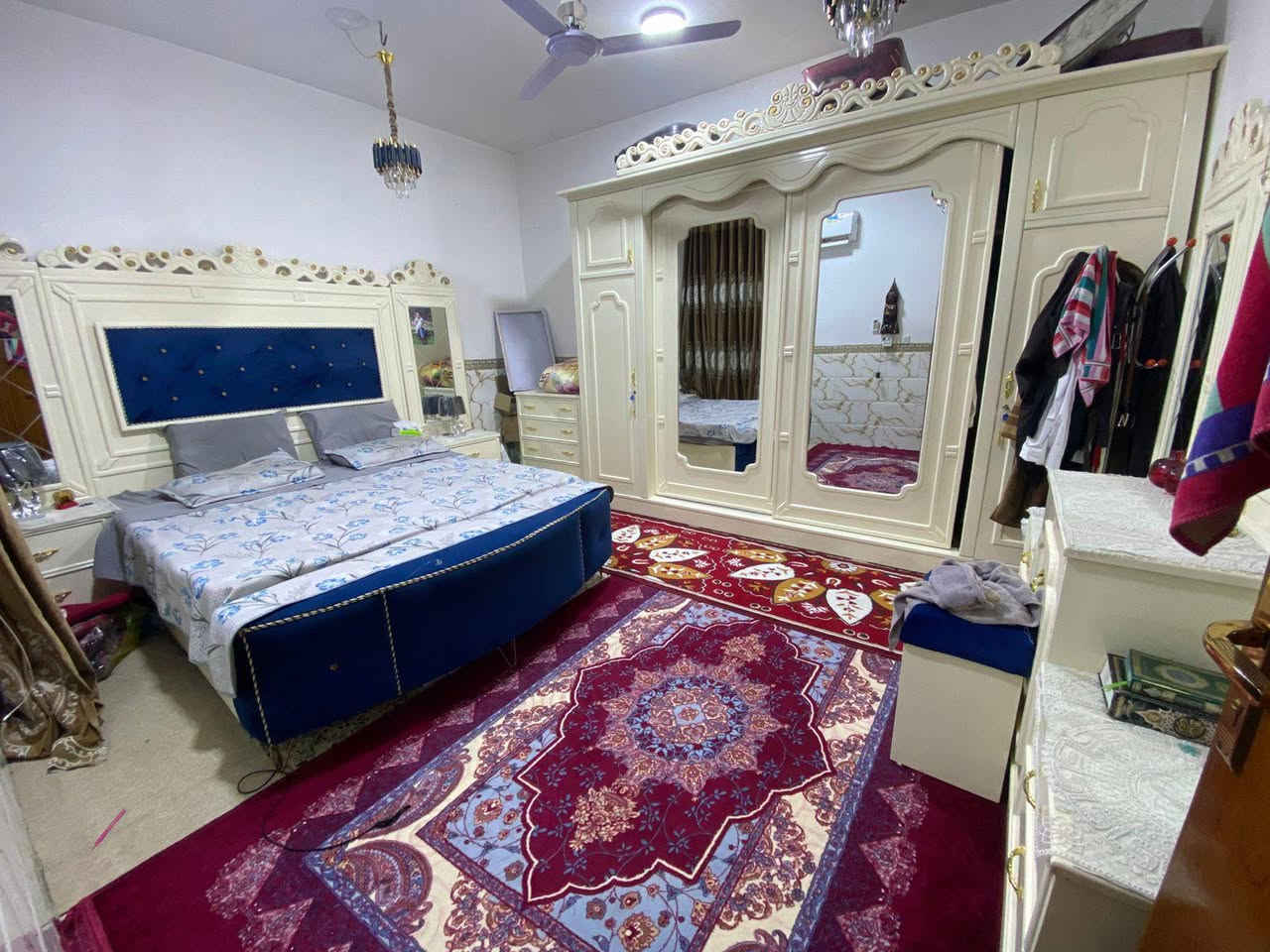 من رخصة الادمن 

⸻ 

إعلان بيع عقار سكني

للبيع بيت سكني بموجب سند طابو زراعي (25 حصة باسمي)
المعاملة نزل وجاهز يتم التحويل في اليوم التالي مباشرة.

تفاصيل العقار:
 • المساحة: 200 م² 
• واجهة 10 نزال 20 ‏
 • البناء: طابقان
 • عدد غرف النوم: 4 غرف
 • كل غرفة مجهزة بسِبْلت 2.5 طن
 • المجموعات الصحية: 3
 • المطبخ: 4 × 5 م
 • الاستقبال مع كوليدور مفتوح: 11 × 5 م
 • كراج سيارة: 7 × 4 م
 • عدد المناور: 2
 • درج داخلي حديث

العقار مشيّد وفق مواصفات حديثة، توزيع عملي للمساحات، مناسب للسكن العائلي
للاستفسار عل الرقم 
***********
