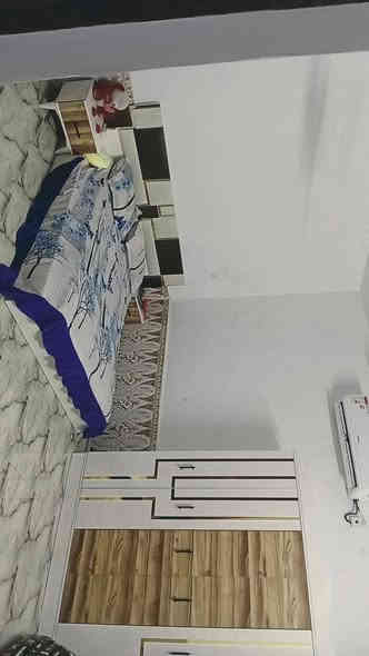 بسم الله الرحمن الرحيم 
بيت ٩٠ م مربع واقع حال ١٠٠ م طابقين 
 سند ٢٥ طابو زراعي ملك صرف 
  يحتوي على
الطابق الأرضي 
 غرفة نوم  واستقبال ومطبخ كبير وحمام وتواليت ومنور .
الطابق الاول
غرفتين نوم وصاله وصحيات ومنور .
الطبق الثاني 
بيتونه وسطح..
خدمات كامله( كهرباء ،ماء ، تبليط ، ومجاري .
الموقع الشعب السريدات مدخل منصور الركابي بداية المربع الأول. 
وجه المنطقه على الشارع التجاري . 
السعر ١٣٠ مليون وبي مجال
 للاستفسار ***********
يوجد واتس اب .
