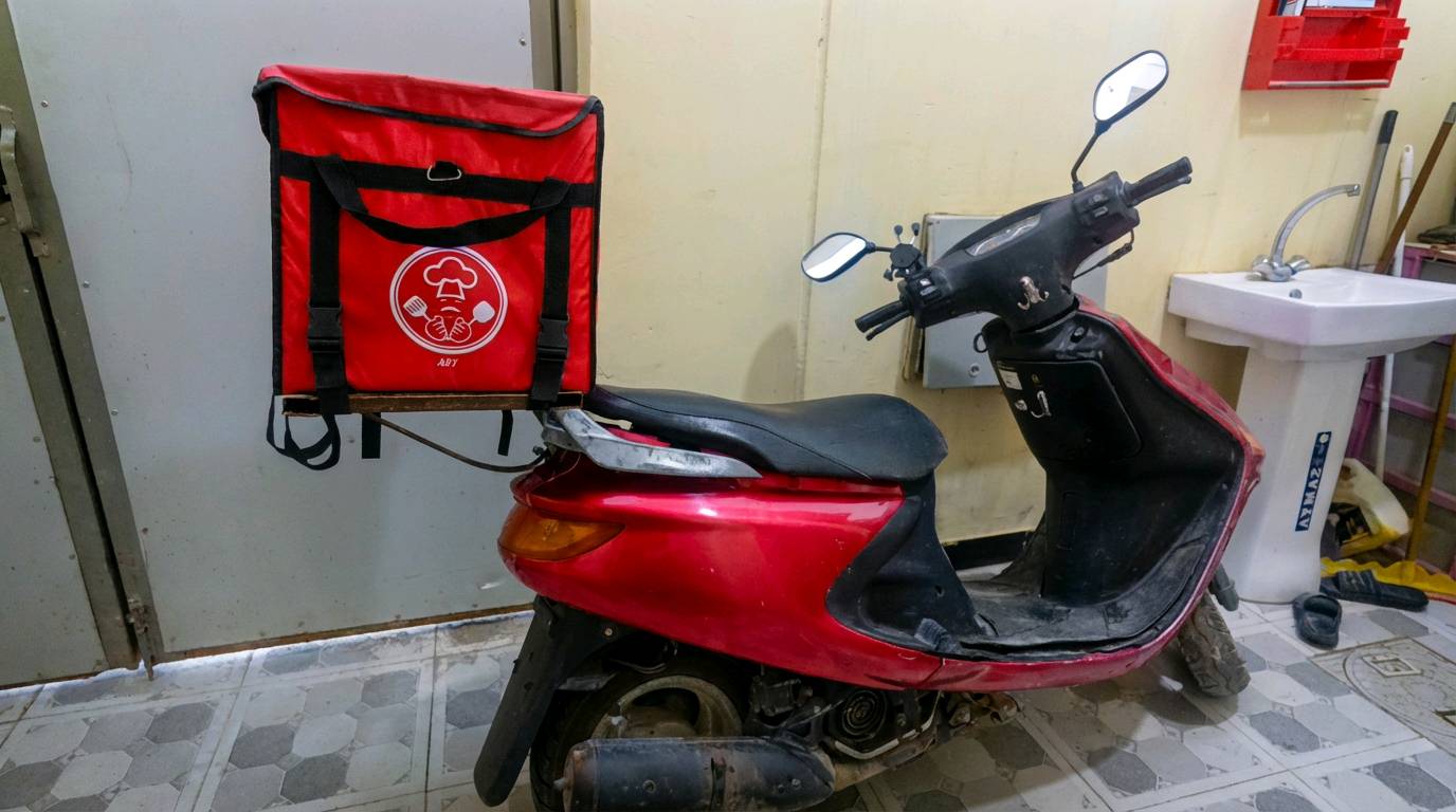 صندوق دلفري نظيف مستخدم قليل
وسوباية خاصة للصندوق 
وستاند موبايل  ينشد على اليدة تكدر تكبرة وتصغرة

السعر.... 25 الف 
العنوان الديوانية-يوجد توصيل 
الرقم *********** او خاص 


