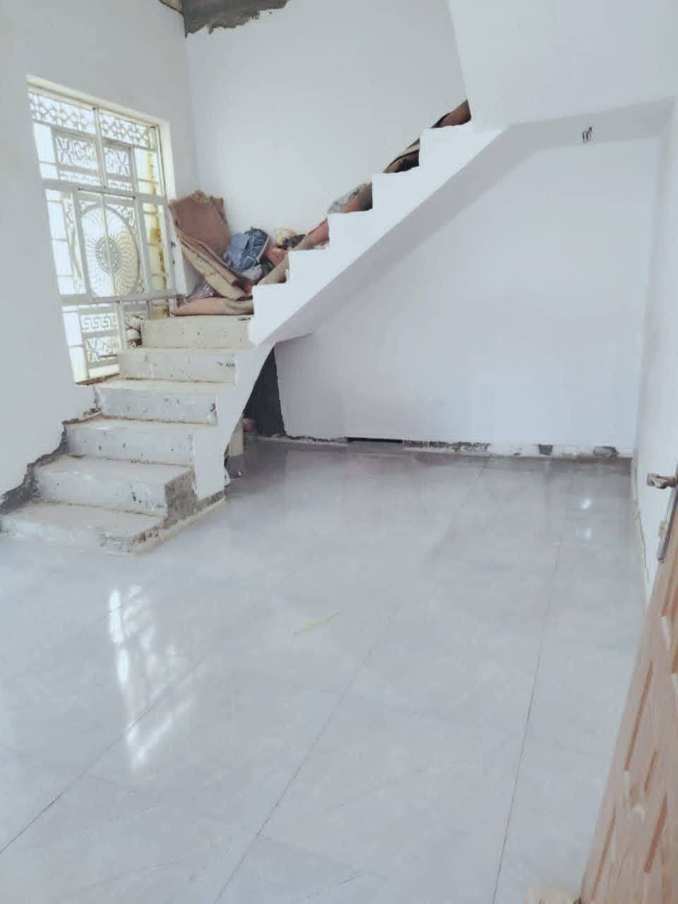 (عرض عقار للبيع)
1-المساحة 100متر ركن
2-البناء2025 رباط كونكريت 
3-الموقع شارع سالم مقابيل حسينية الحجة ابن الحسن العسكري 
4-استقبال -مطبخ -صالة -غرفة-منور-مجمع صحيات 
5-السعر 70 مليون مع المجال 
📞***********
