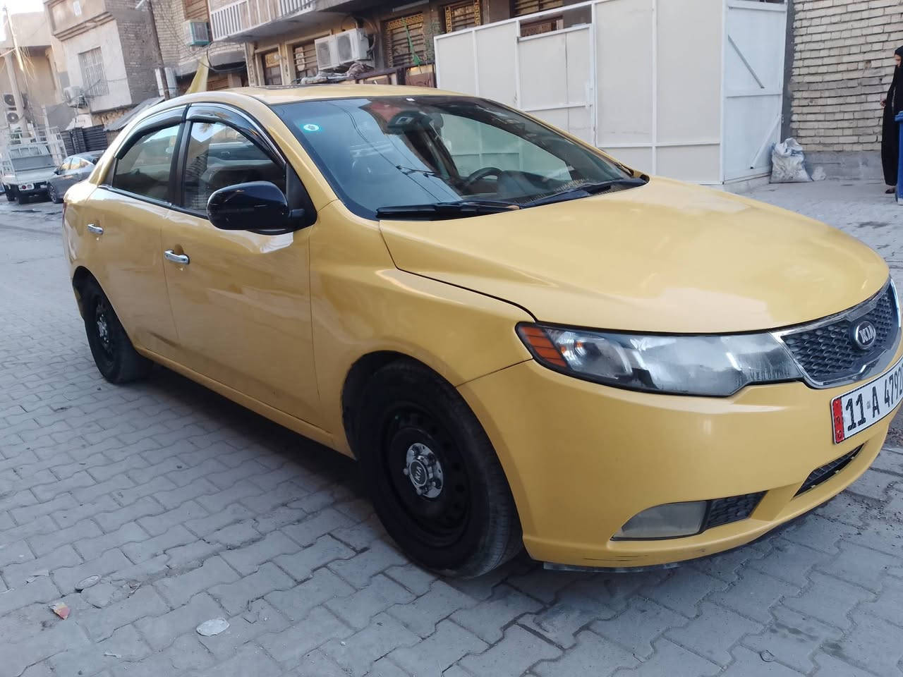 السلام عليكم كيا فورتي موديل 2012وارد امريكي سياره فول اوتماتيك فتحه بصمه كير محرك جدد  تخم تاير جديد صدر امي خلفي جديد تبريد ثلج مصفره هيه غرامات تحويل جديد سياره بسمي السعر 80بيهه مجال بسيط العنوان المنصور سامع اللقاء الاتصال علا الرقم ***********
