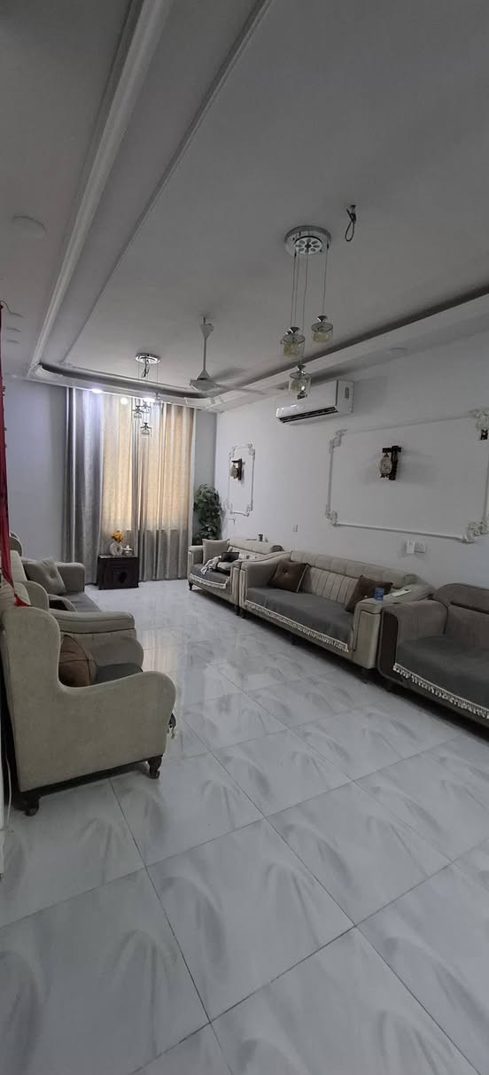 دار للبيع  100م طابقين في كربلاء  بناء طابوق فول مواصفات من كلشي من اساس من شيش من طابوق من بناء من ديكورات من ابواب قاصة وشبابيك سلايت صب مركزي 4غرف نوم صالتين واستقبال   البناء سنة 2024 شهر السادس 
كاع علي تومان حي الزيتون قريب جدا علئ حولي الزوارمستشفئ الكفيل ويبعد عن الامام 3كيلوا 
سند 25اقرار محكمة 
للاستفسار ***********
