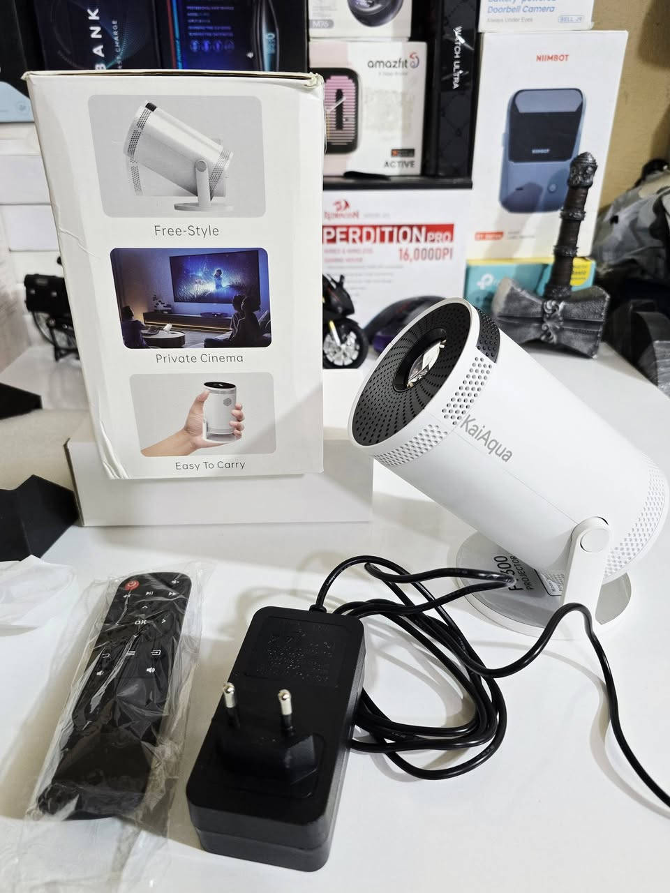 سلام عليكم 
كل عام ونتم بخير ياطيبين 
المميزات الرئيسية: يدعم هذا البروجيكتور اتصال WiFi مزدوج النطاق، ويحتوي على مكبر صوت مدمج، ويدعم تشغيل الفيديو والوسائط المتعددة.الوظائف الذكية: يتضمن الجهاز جهاز تحكم عن بعد، وخاصية انعكاس الشاشة للهواتف الذكية (Phone Mirroring)، بالإضافة إلى تصحيح الانحراف (Keystone) للحصول على صورة مستطيلة.التصميم: يتميز بتصميم قابل للتدوير (Free-style) يتيح توجيه العرض على أي جدار أو سقف بسهولة.


**إذا كنت صاحب هذا الإعلان وتريد حذفه لأي سبب، رجاءا أرسل رسالة إلى الدعم الفني**