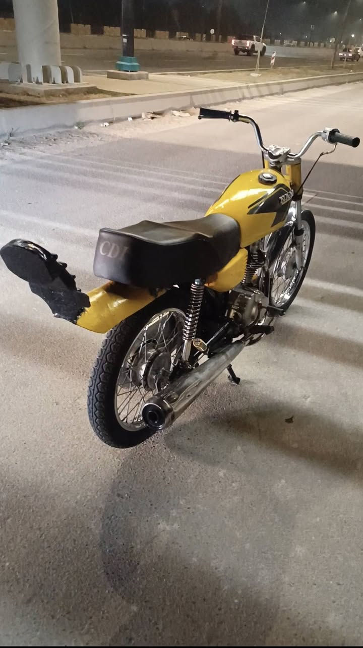 سلام عليكم اربعه كير كلك كلك للبيع دراجه نضيفه شوفت عيونكم كلشي ما ناقصه بيه مكينه 25 وتعمير هم 25 وهاذه رقمي

*********** السعر 450 وبيه مجال بصيط
