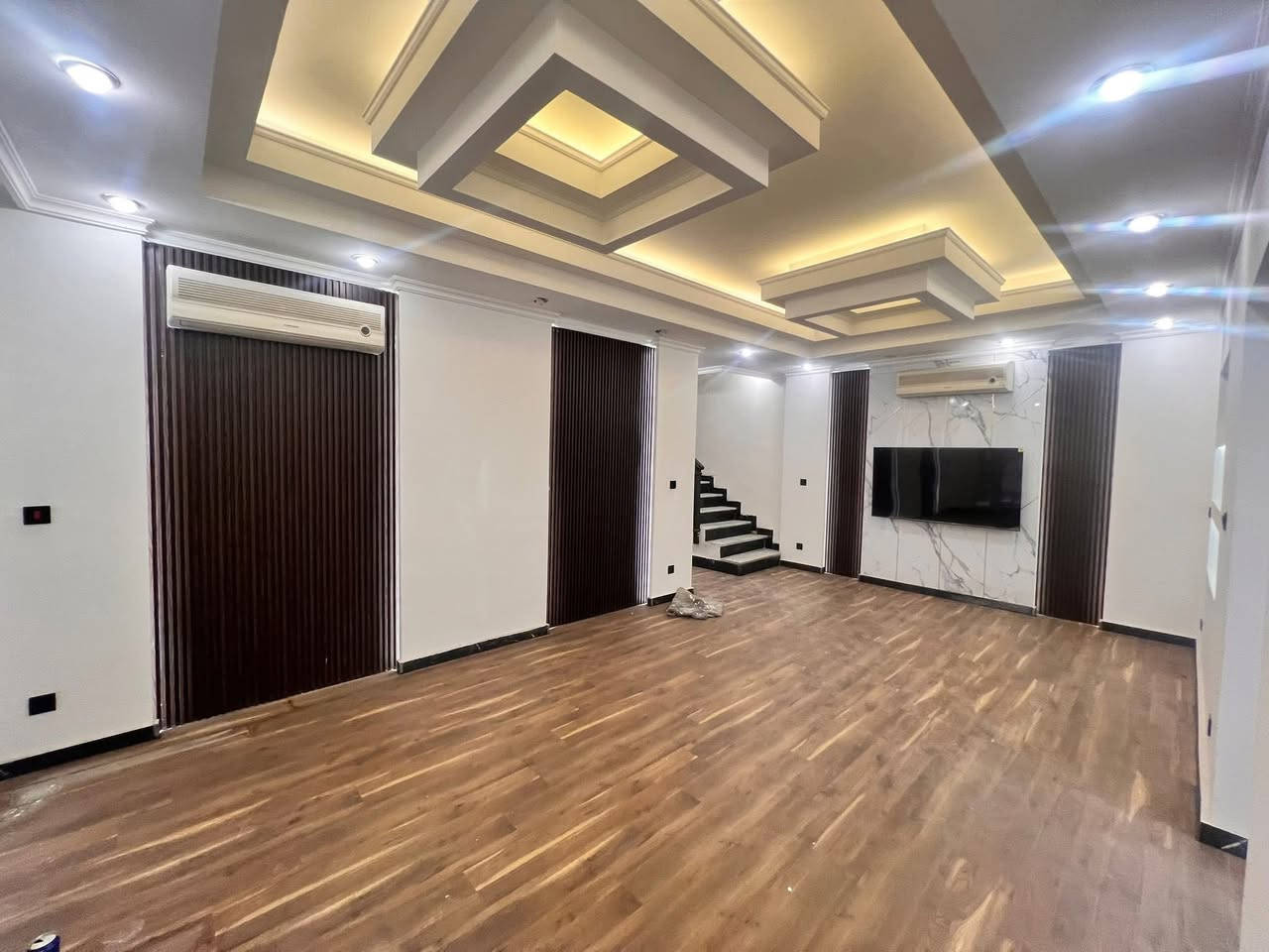 للايـجـار 🏠 الكرادة المسبح

عنوان العقار 📍 المسبح قرب قرية دجلة

🔶 المساحة  400  مـتـر

يحتوي على كراج وحديقة وصالات عدد 2 وهول داخلي

وغرف عدد 6 ومجموعة صحيات ✔️

الدار مجهز اثاث مطبخ وسبالت 

❗️❗️للشـركات والمكاتب التجارية ❗️❗️

ــــــــــــــــــــــــــــــــــــــــــــــــــــــــــ
‎‏‎((شركة دار السلطان للعقار حيثٌ تَلتَقي الرُوٌية ,بلتَمَيٌز ))

❗️❗️ نسـتـقـبل العروض البيع الشراء والايجار ❗️❗️

بيع - شراء - ايجار - ادارة امـلاك - مقاولات عامة

‎‏‎📊كل ماعليك الاتصال أو المراسلة على الصفحة *ʲᵒⁱⁿ ᵘˢ*

 حسن زوانة *********** - ***********

‎‏‎الفرع الاول /عرصات الهندية مجاور فندق بلوم 

‎‏‎ الفرع الثاني /الـسـيـديــة الضباط مقابل افران الرباط

‎‏‎‏‎زبائننا الكرام بِكُم نَرتقي ونَتشرف بزيارتِكم ونَفتخر بخِدمتِكم ❤
