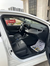 كورلا هايبرد للبيع شكل خليجي  موديل 2025 ماشية 15,000 كيلو متر  فول مو...