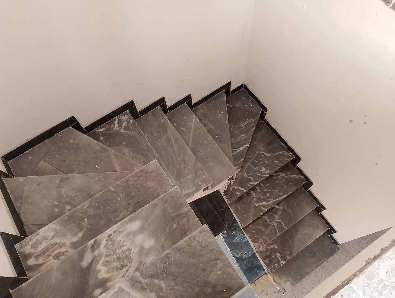 خلفه سيراميك وبورسلين جدار وارضيه ومرمر وكاشي ودروج وألواح مدينة الصدر واسعار مناسبه  متفرغ حاليا ***********
