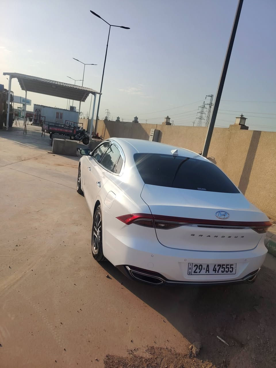 السلام عليكم ازيره مديل ٢٣ بيه رش باب والباقي مكفوله تخم تاير ماشيه ٥٧ الف حقيقي مرقمه واسط مميز بسمي  *********** مكان السياره الكوت مركز مدينه
